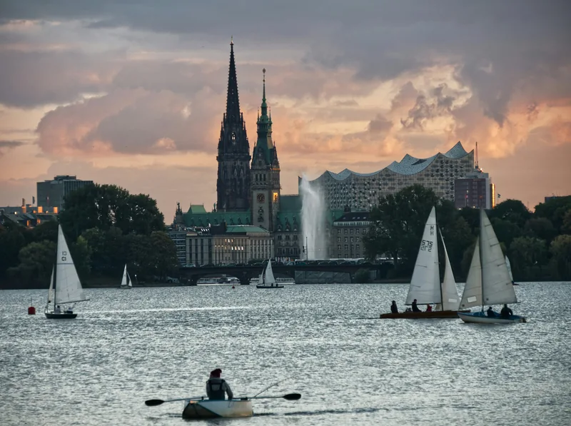 Segelboote vor der Hamburger Stadtsilhouette